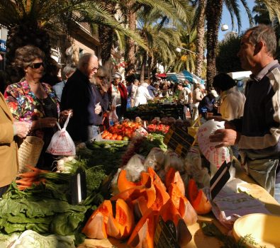 The big market of the golden islands